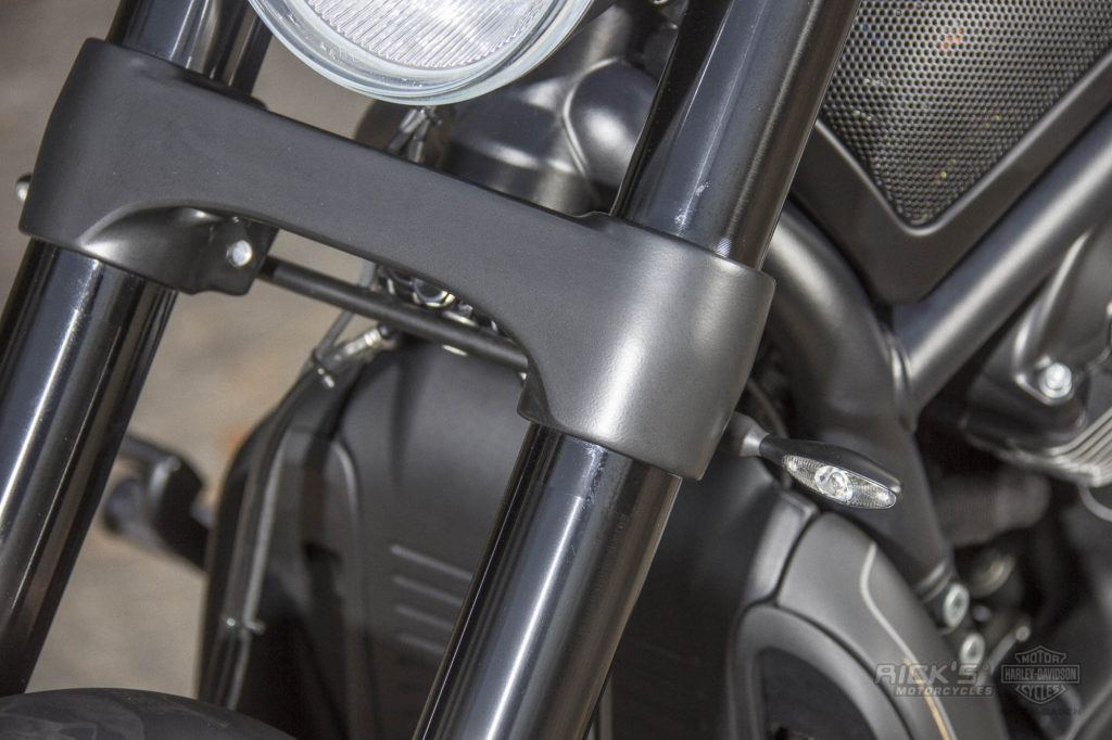 Harley Davidson Blinkerhalter für Gabelholme mit 56mm Blinkerhalterung 