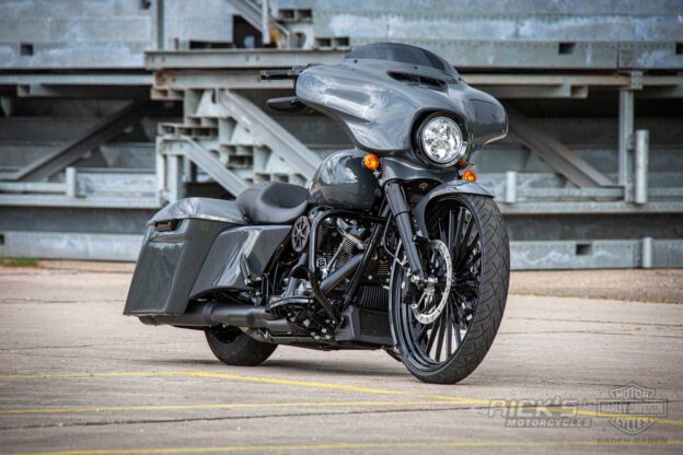 Harley Davidson Street Glide 26 Custom Ricks 001