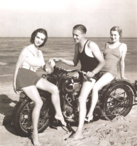 1933 Trio am Strand Flathead