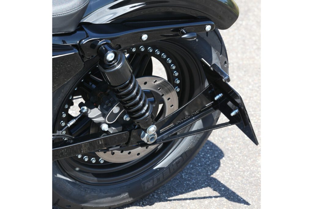 Gehäuse + LED-Kennzeichenbeleuchtung Ausführung Poliert PO/glanzschwarz  GB/mattschwarz MB HPU001899K-X / Seitl. kennzeichenhalter / Sportster /  Custom-parts / - House-of-Flames Harley-Davidson