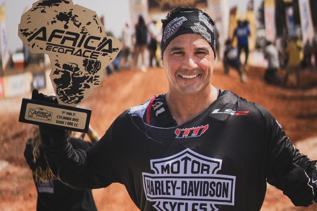 Joan Pedrero ist auf einer Harley-Davidson erfolgreich beim Africa Eco Race