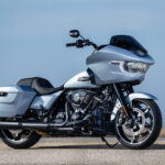 2 MY2024 x RoadGlide AtlasSilverMetallic 2024 002