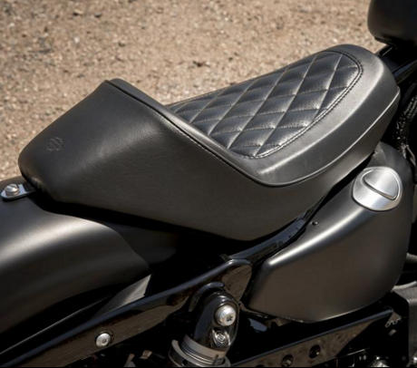 Sportster XL 883 Iron / Tuck-and-Roll-Sitz